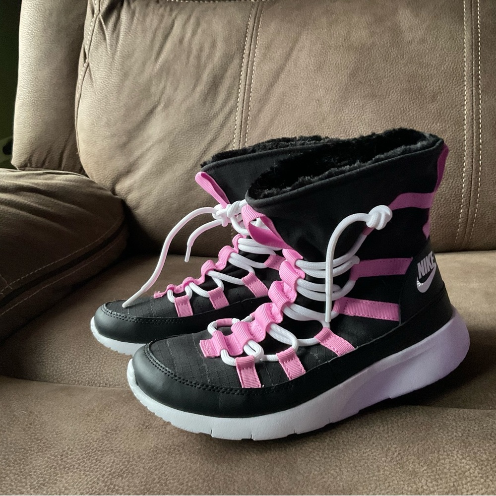 Nike Girls Athletic Winter  Boots… Inside Fur So Soft!! ❤️ ☃️